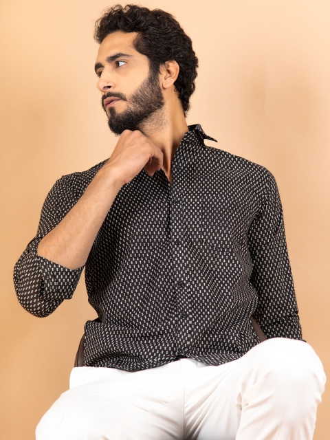 

Tistabene Men Black & White Jaipuri Printed Cotton Casual Shirt
