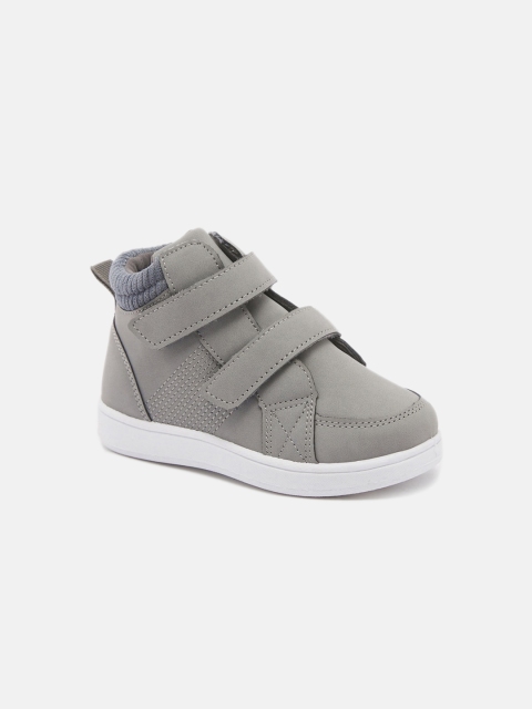 

shoexpress Boys Grey Solid Sneakers