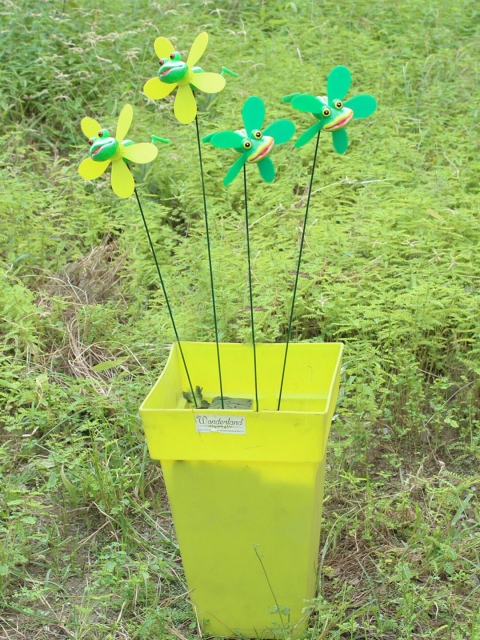 

Wonderland Green Set of 4 Fan Frog Garden Accessories