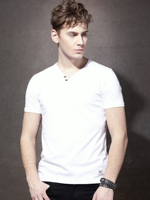 

Roadster Men White Solid V-Neck T-shirt