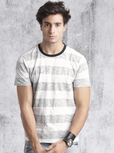 

Roadster Men White & Grey Melange Striped Round Neck T-shirt