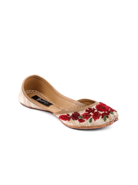 

Coral Haze Women Off-White Handcrafted Silk Juttis
