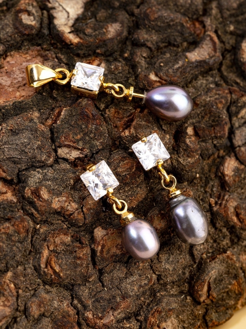 

Studio Voylla Woman Gold Generic Blue Teardrop Pendant Set