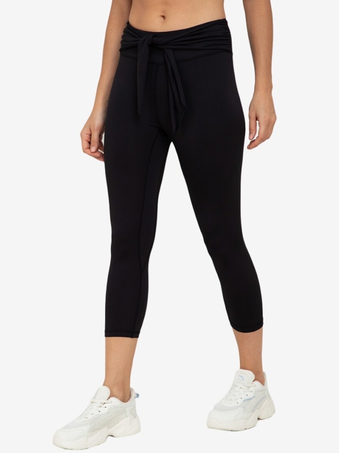 

ZALORA ACTIVE Women Black Solid Capri Tights