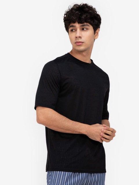

ZALORA BASICS Men Black Solid T-Shirt