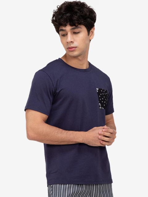 

ZALORA BASICS Men Black Solid T-Shirt With Pocket Detailing