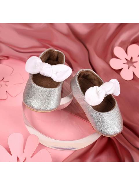 

KICKS & CRAWL Girls Silver-Toned PU Slip-On Sneakers