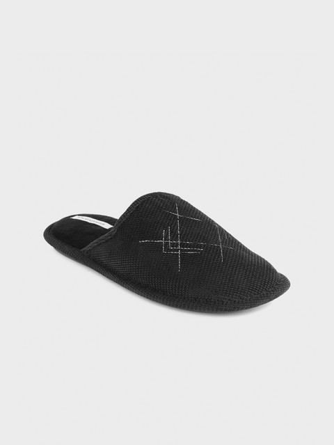

shoexpress Men Black Printed Rubber Room Slippers