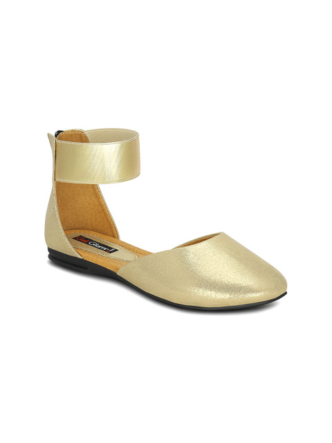 

Get Glamr Women Gold-Toned Solid Flats