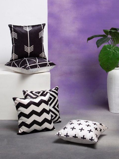 

DREAM WEAVERZ Black & White Set of 5 Geometric Velvet Square Cushion Covers