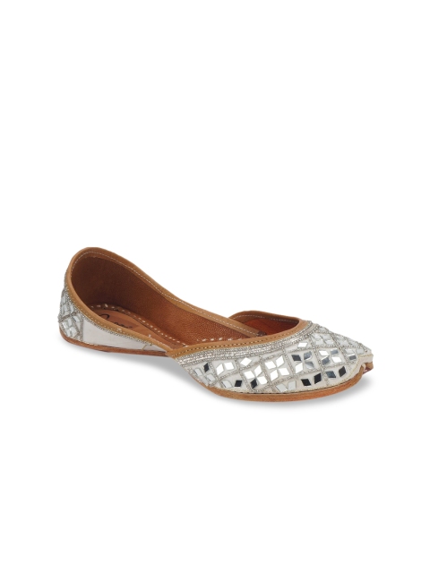 

The Desi Dulhan Women White Embellished Mojaris Flats