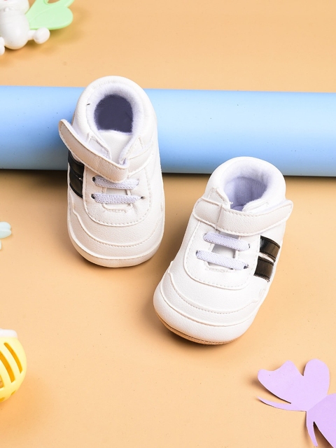 

POPLINS Kids White Solid Cotton Booties