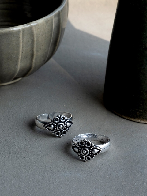 

Infuzze Set of 2 Silver-Plated Oxidised Adjustable Toe Rings