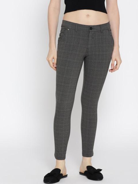 

JUMP USA Women Grey Checked Regular Fit Cropped Trousers