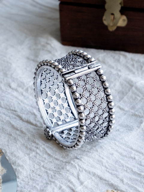 

Infuzze Silver-Toned Brass Oxidised Silver-Plated Bangle
