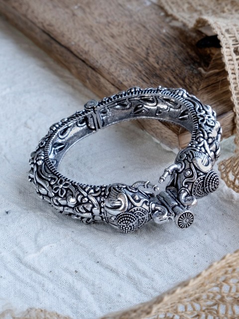 

Infuzze Silver-Toned Brass Oxidised Silver-Plated Bangle