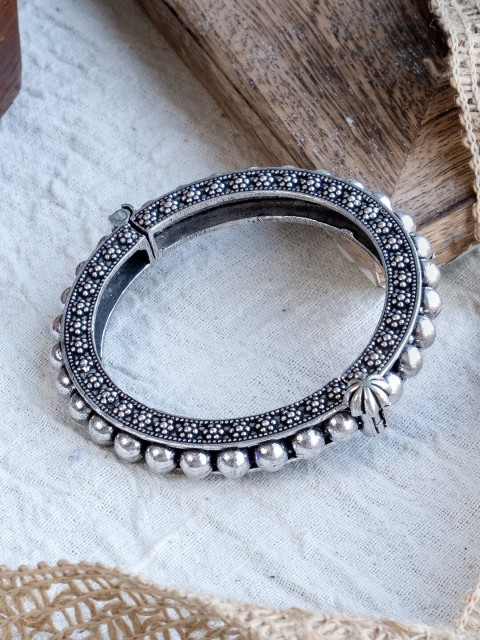 

Infuzze Oxidised Silver-Plated Bangle