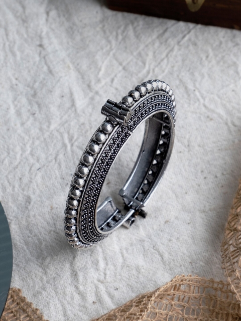 

Infuzze Women Textured Oxidised Silver-Plated Bangle