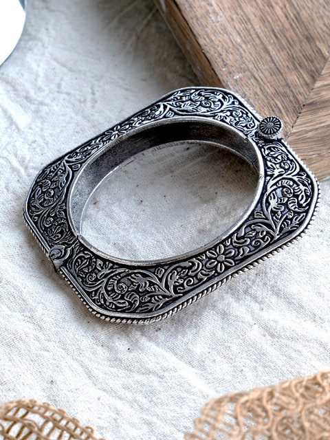 

Infuzze Oxidised Silver-Plated & Design Detailed Bangle