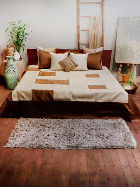 

ZEBA Off White & Brown Checked Bed Cover With 2 Pilllow Shams