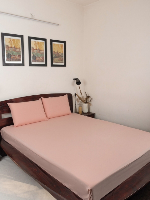 

The Yellow Dwelling Pink Solid 200 TC Queen Fitted Bedsheet with 2 Pillow Covers