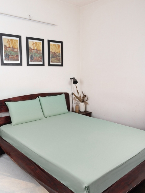 

The Yellow Dwelling Green Solid 200 TC Queen Fitted Bedsheet with 2 Pillow Covers