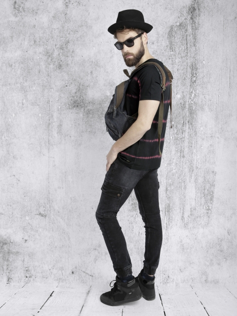 

Roadster Men Black & Pink Dyed Round Neck T-shirt