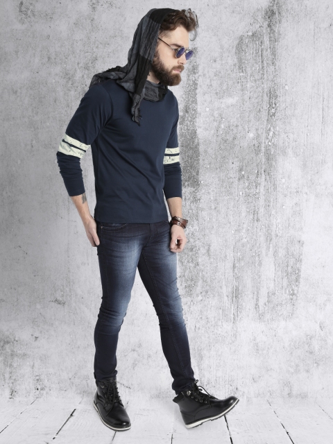 

Roadster Men Navy Solid Round Neck T-shirt, Navy blue