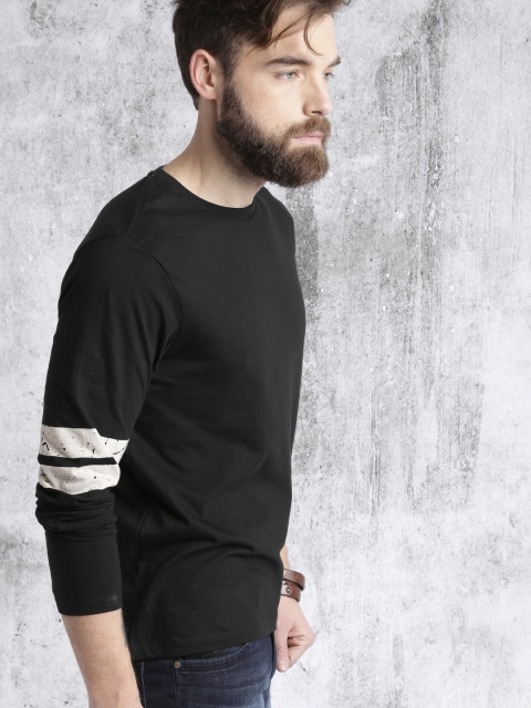 

Roadster Men Black Solid Round Neck T-shirt