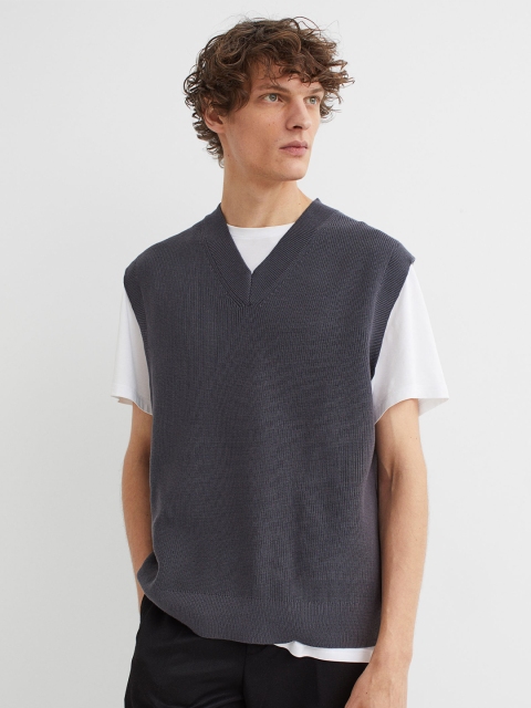 

H&M Men Grey Regular Fit V-neck Sweater Vest