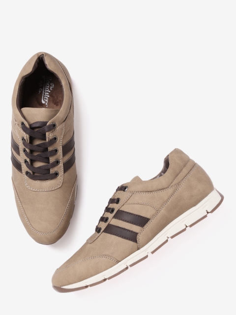 

Roadster Men Beige Sneakers