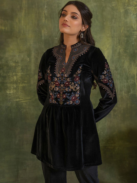 

Lakshita Women Charcoal Floral Embroidered Velvet Kurta