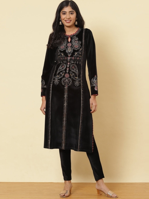 

Lakshita Women Charcoal Geometric Velvet Kurta