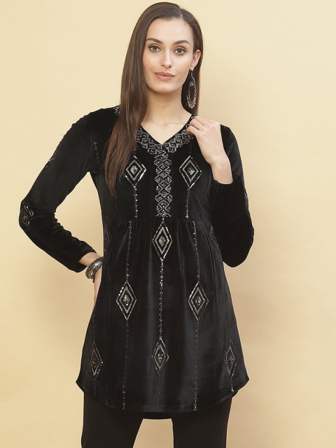 

Lakshita Women Charcoal Geometric Embroidered Velvet Kurta