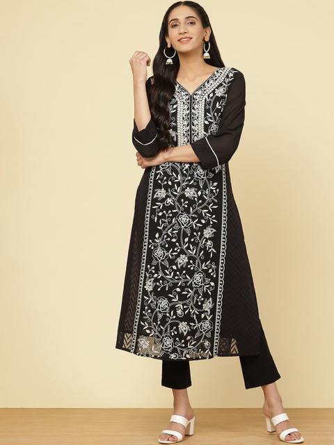 

Lakshita Women Charcoal Geometric Yoke Design Flared Sleeves Thread Work Anarkali Kurta