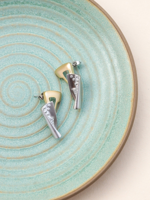 

shaze Gold-Toned Classic Ear Cuff Earrings