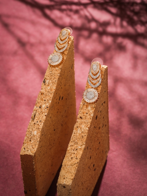 

shaze Gold-Toned Solocharm Drop Earrings