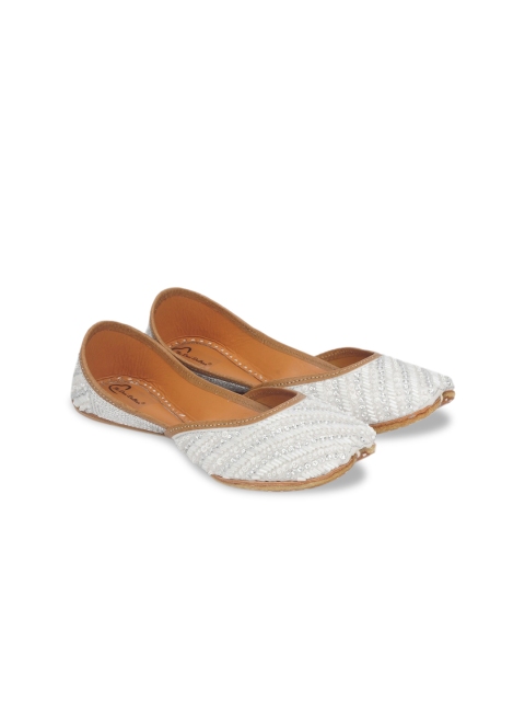 

The Desi Dulhan Women White Embellished Ethnic Mojaris