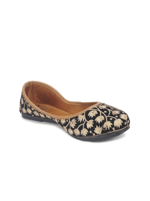 

The Desi Dulhan Women Black Printed Leather Ethnic Mojaris Flats