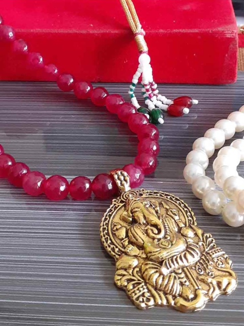

RICH AND FAMOUS Red & Gold-Toned Agate Stone Ganesh Pendant Necklace