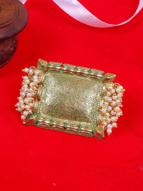 

DIVA WALK Gold-Plated White Beads-Studded Ring
