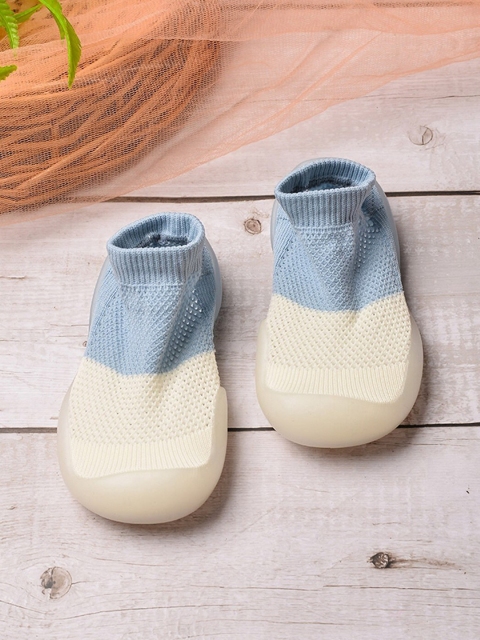 

POPLINS Infants Kids White & Blue Patterned Anti Skid Ankle-Length Socks
