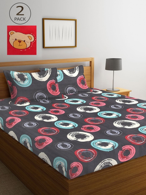 

KLOTTHE Grey & Red Geometric 210 TC 2 King Bedsheet with 4 Pillow Covers