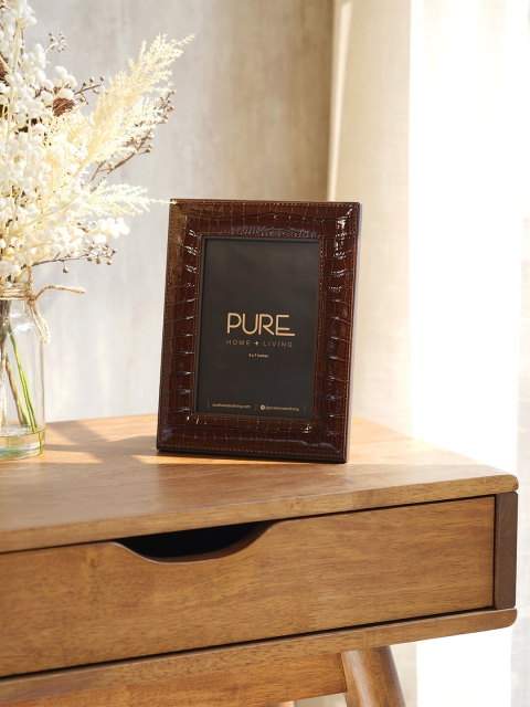 

Pure Home and Living Brown Solid Table Photo Frame