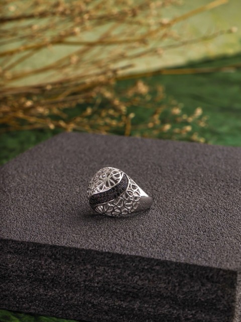 

shaze Silver & Black Rhodium-Plated Cubic Zirconia Embrace Finger Ring