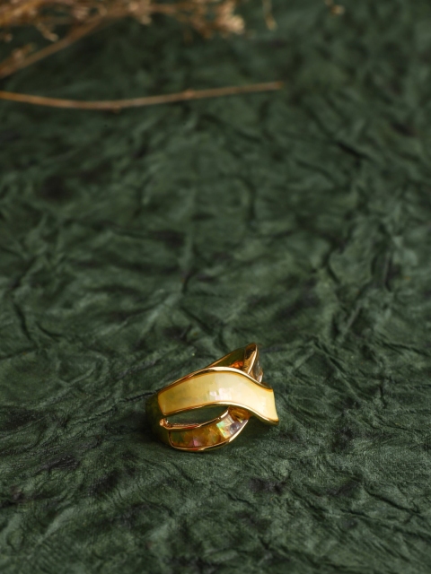 

shaze Rhodium-Plated Gold-Toned & Cream-Coloured Mother of Pearl Twirl Finger Ring