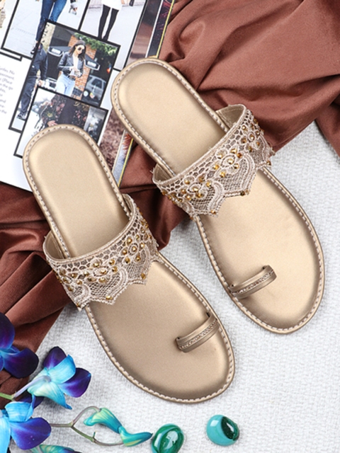 

THE WHITE POLE Women Gold-Toned Ethnic One Toe Flats