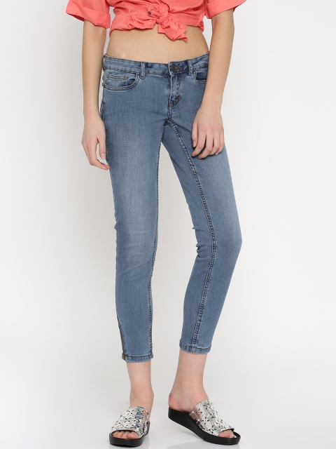 

Vero Moda Women Blue Low Rise Cropped Stretchable Jeans