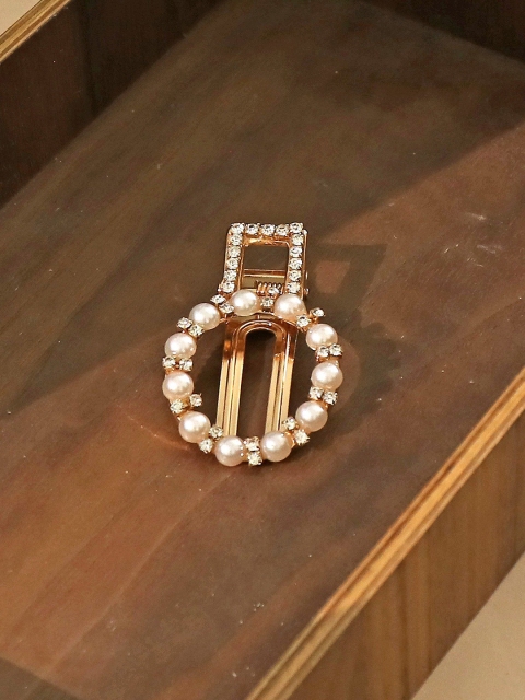 

Pipa Bella Women White & Gold-Toned Embellished Tic Tac Hair Clip