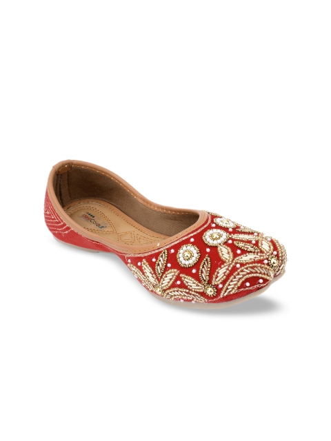 

DESI COLOUR Women Red & Gold-Toned Embellished Velvet Mojaris